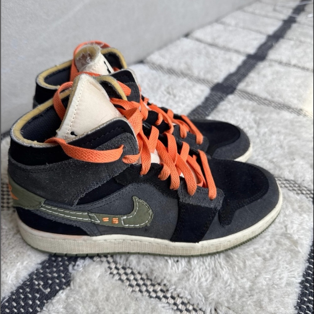 Air Jordan 1 Mid “Anthracite” size 4.5 youth. Only wore a handful of times.